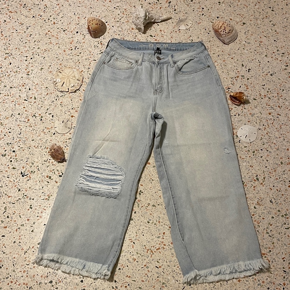 Stylish High Rise Light Blue Cropped Jeans with Distressed Design Size 9/29